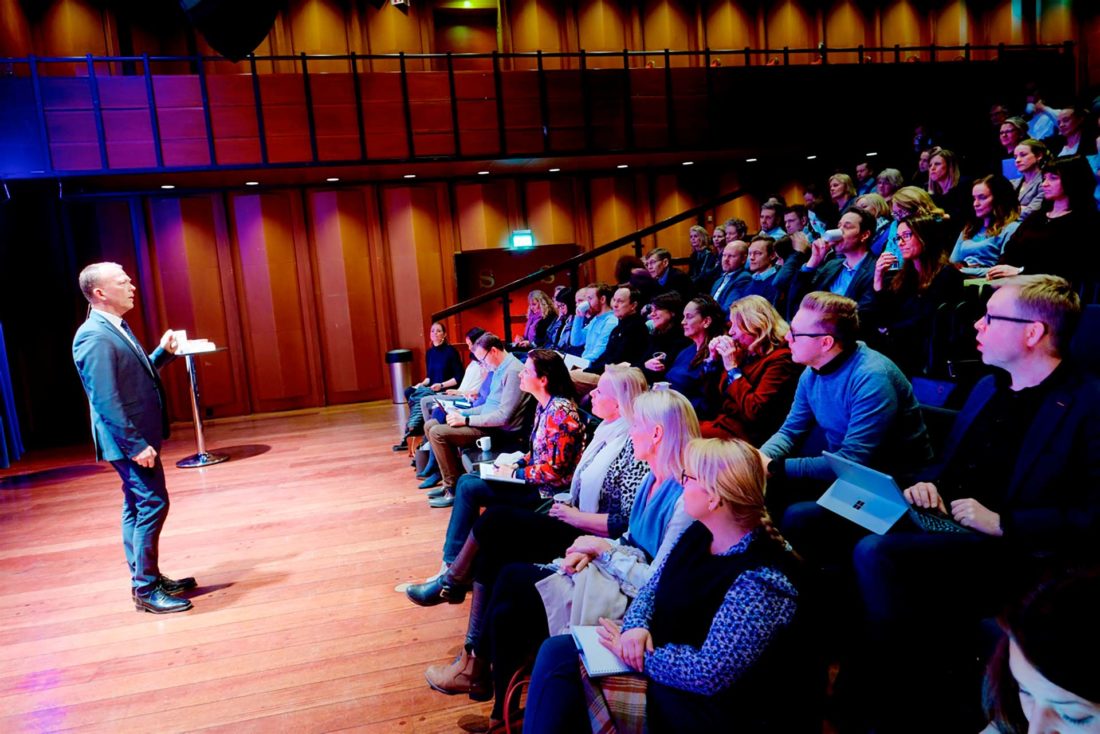 Nils Apeland på scenen